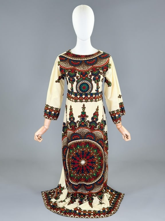 Vintage 1970s Cotton Printed Zip Maxi Dress: Vintage 1970s Cotton Printed Zip Maxi Dress having zip front closure. Measuring 36 inch bust, 32 inch waist, 55 inches long, 17 inch sleeve length.