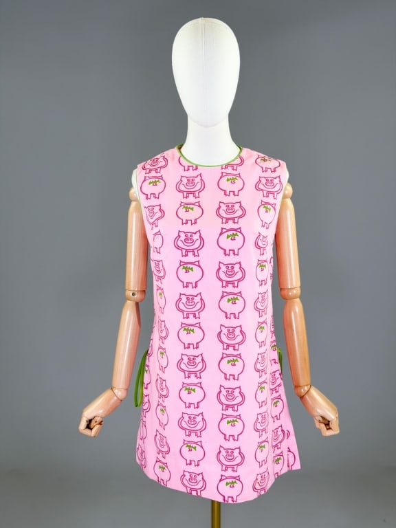 Vintage 1970s Vested Gentress Pig Print Dress: Vintage 1970s Vested Gentress Pig Print Dress having back zip closure, marked size 6. Measuring 36 inch bust, 34 inch waist, 32 inches long.