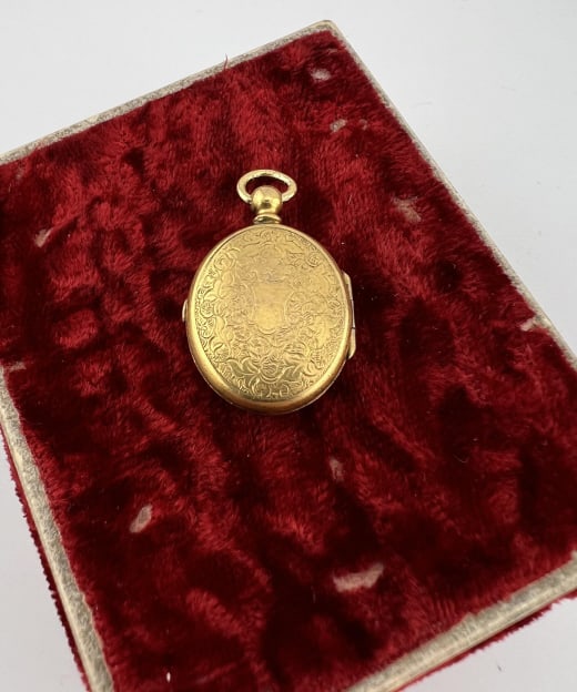 Antique 19th C Gold Filled Victorian Oval Locket: Antique 19th C Gold Filled Victorian Oval Locket Necklace Pendant. Interior with one oval glass panel. Measures 1.25 inches in length with the bail.