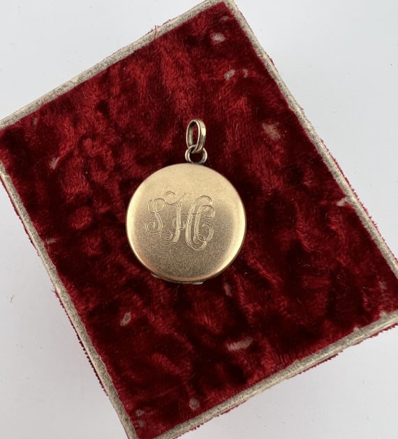 Antique Gold Filled Locket w Engraved Monogram (1 of 6)