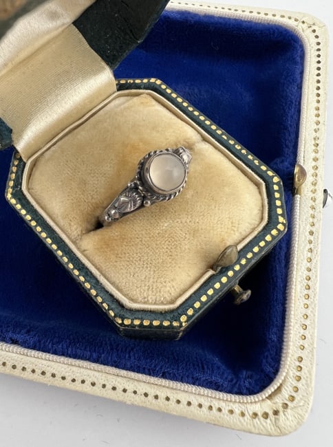 Vintage Sterling Silver & Moonstone Cabochon Ring (1 of 5)