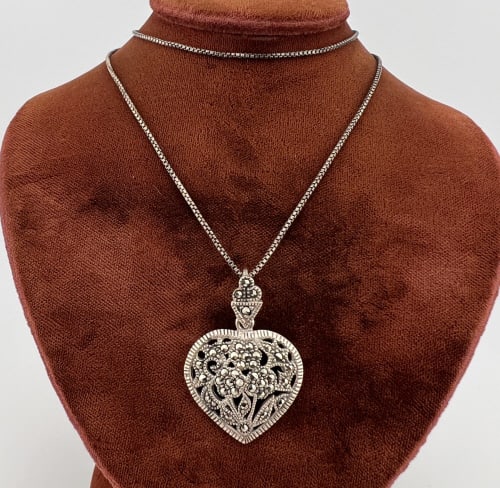 Sterling Silver Box Chain Necklace w Heart Pendant: Sterling Silver Box Chain Necklace w Heart Pendant. Chain and pendant are both hallmarked. Chain measures 18 inches in length. Heart measures 1.5 inches in length.