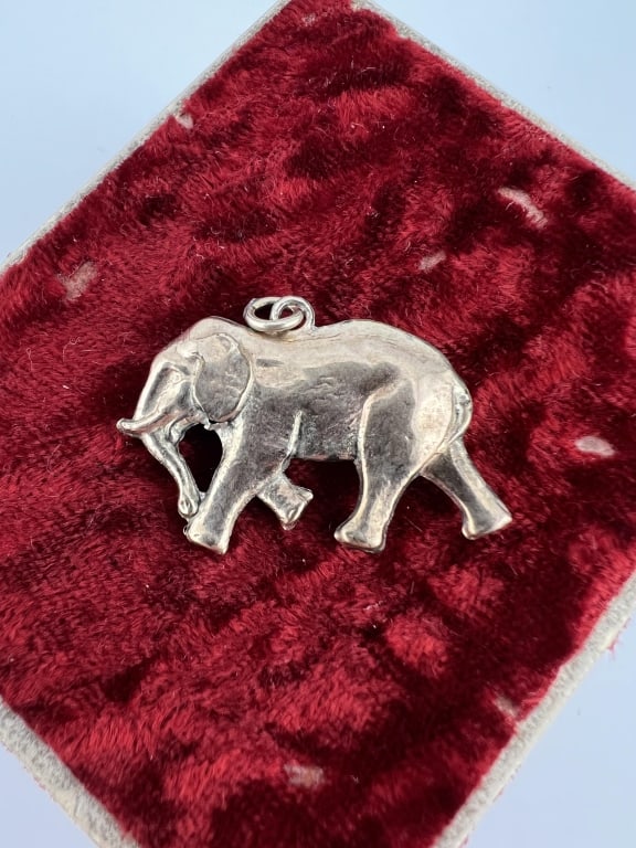 Antique Yellow Gold Fill Figural Elephant Pendant: Antique Yellow Gold Filled Figural Elephant Pendant / Charm. Measures just over 1.25 inches in width.