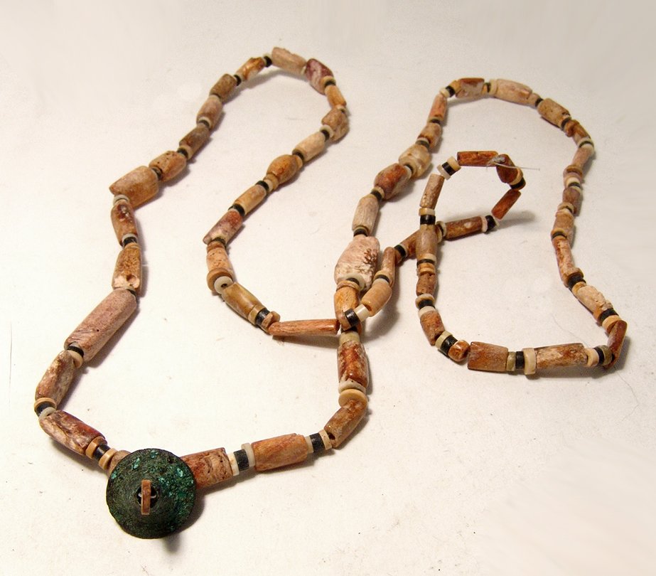A Chimu shell bead necklace (1 of 2)
