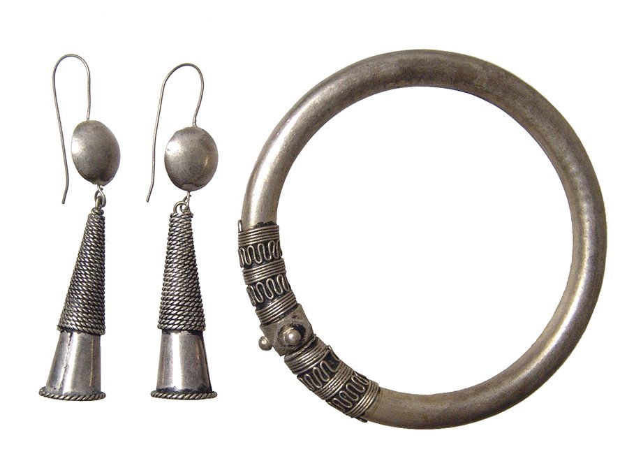 A nice antique silver bracelet and earrings, Nepal (1 of 1)