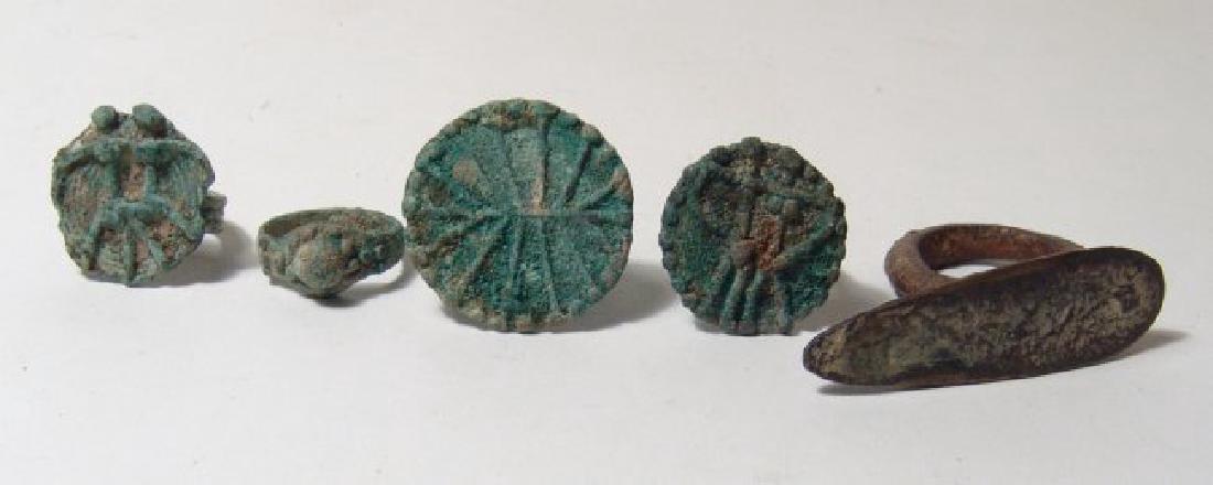 A lot of 4 Central Asian bronze rings (1 of 4)