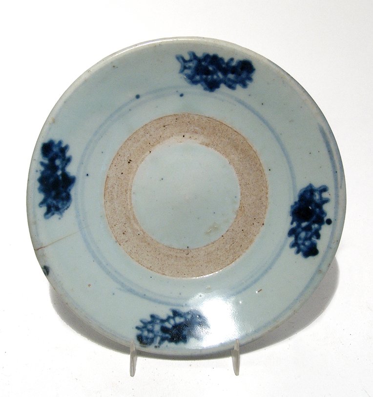 A Chinese porcelain dish, Ming Dynasty (1 of 2)