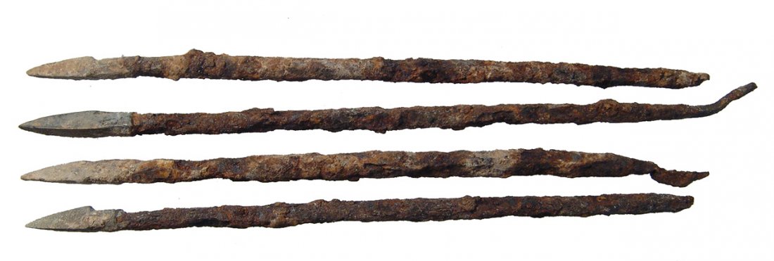 4 Chinese iron and bronze arrow or ballista points: A lot of 4 Chinese iron and bronze arrow or ballista points, Warring States to Han, c. 475 BC – AD 220, the points trilobate and in bronze with long iron tangs. Mounted into a wood shaft these point
