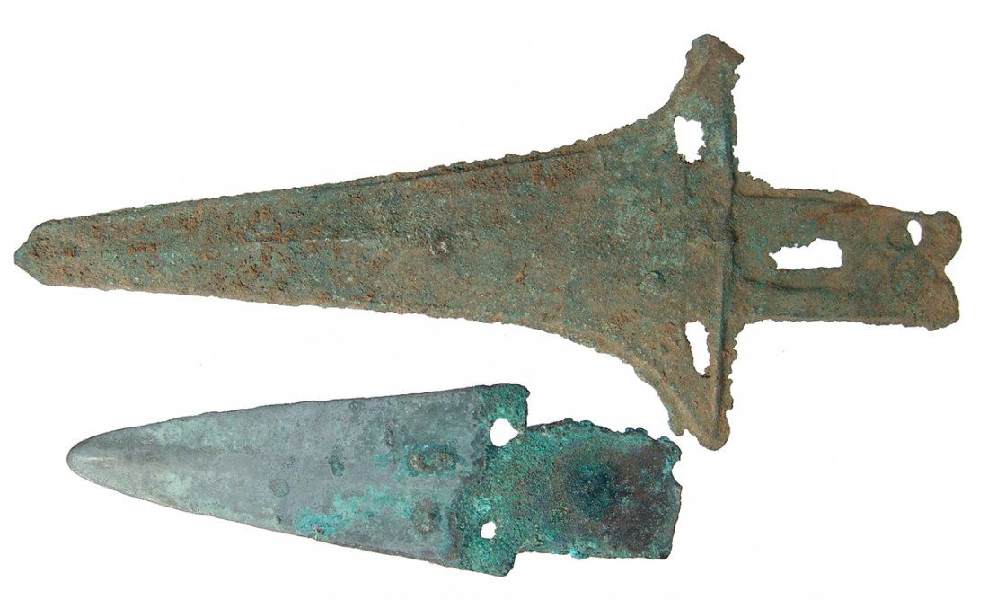 A pair of Chinese bronze daggers (1 of 2)