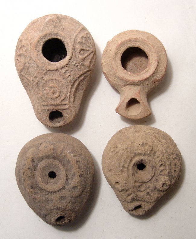 A lot of 4 ancient ceramic lamps from the Holy Land (1 of 3)