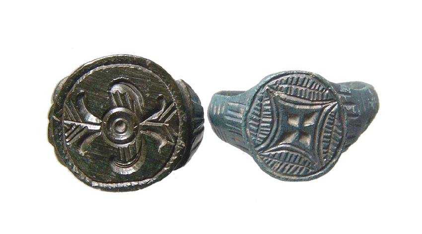 A pair of nice antique bronze rings (1 of 5)