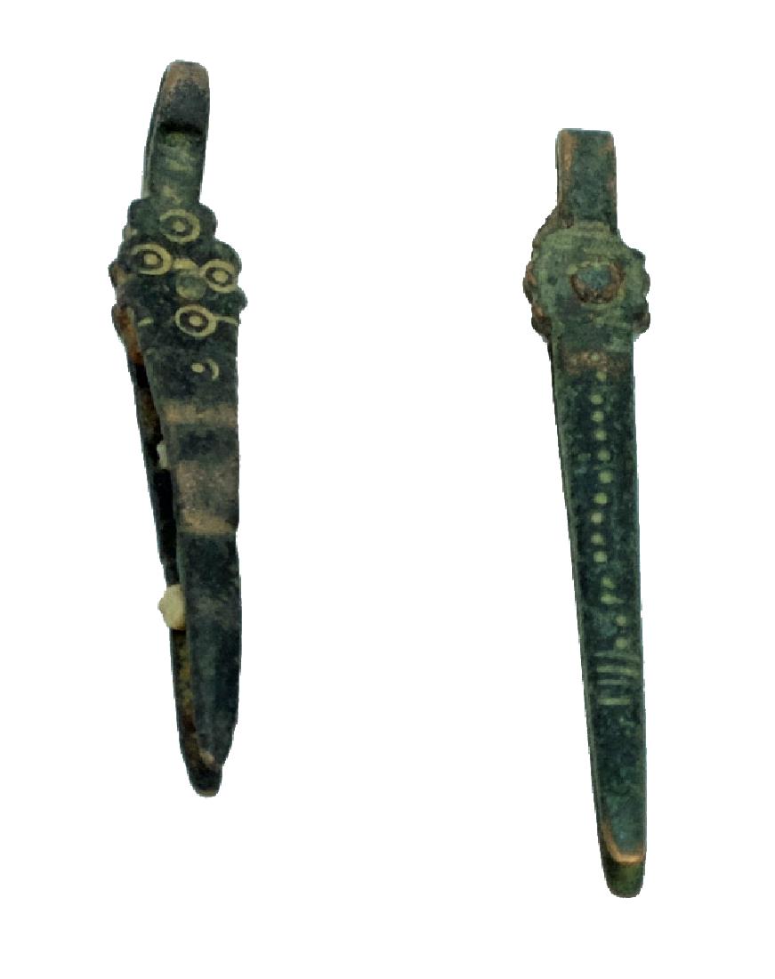 A pair of Roman bronze tweezers (1 of 2)