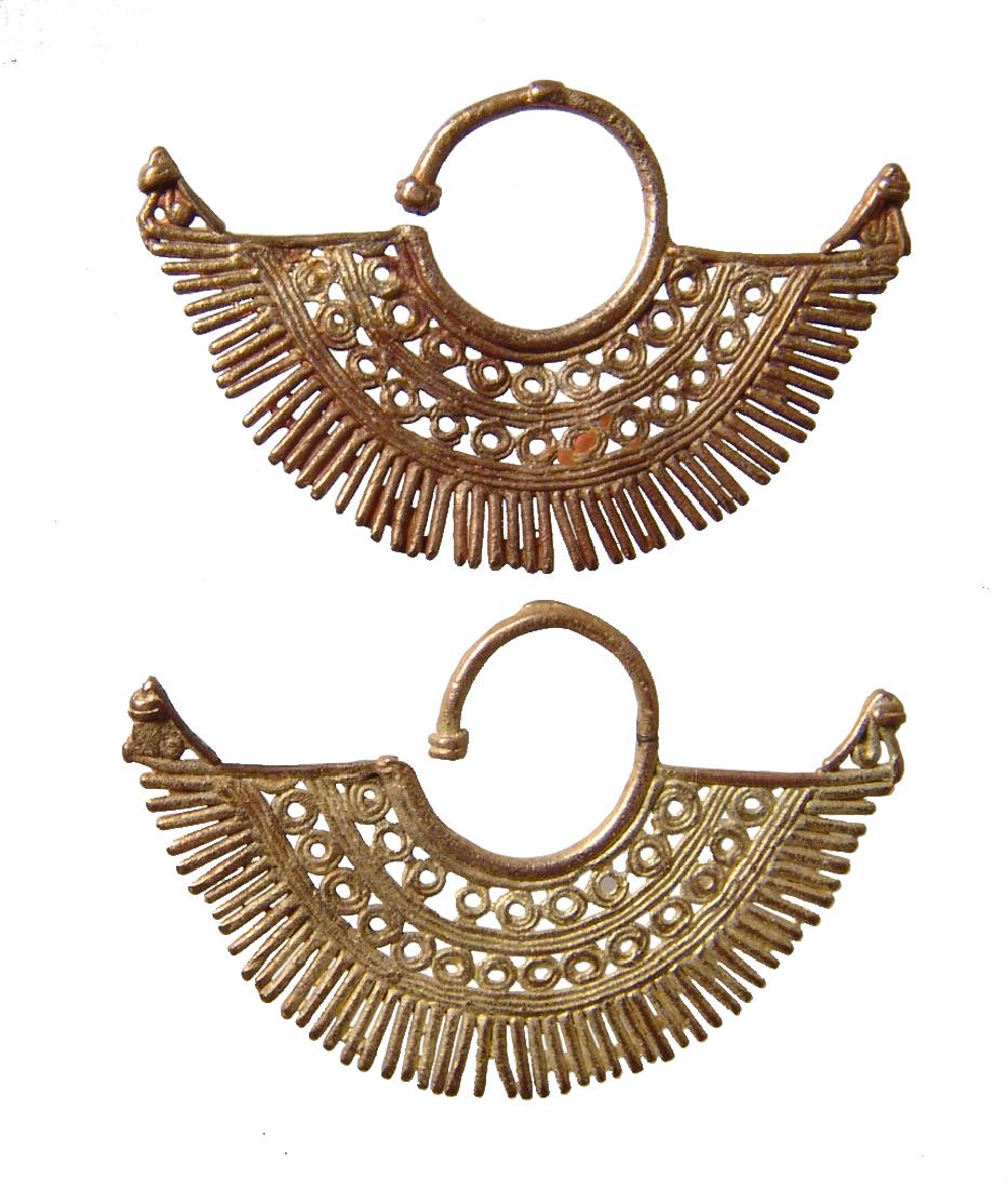 A pair of finely made Sinu gold earrings (1 of 1)