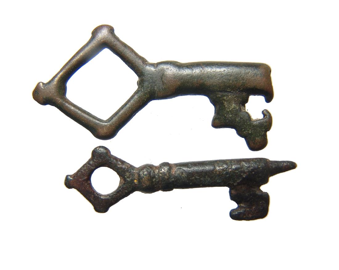 A pair of Medieval bronze keys (1 of 2)