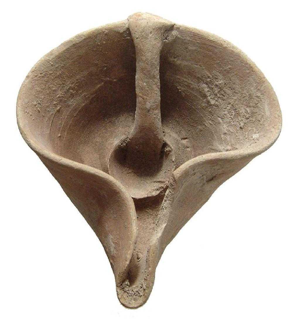 An Islamic pinched terracotta lamp, Seljuk (1 of 3)