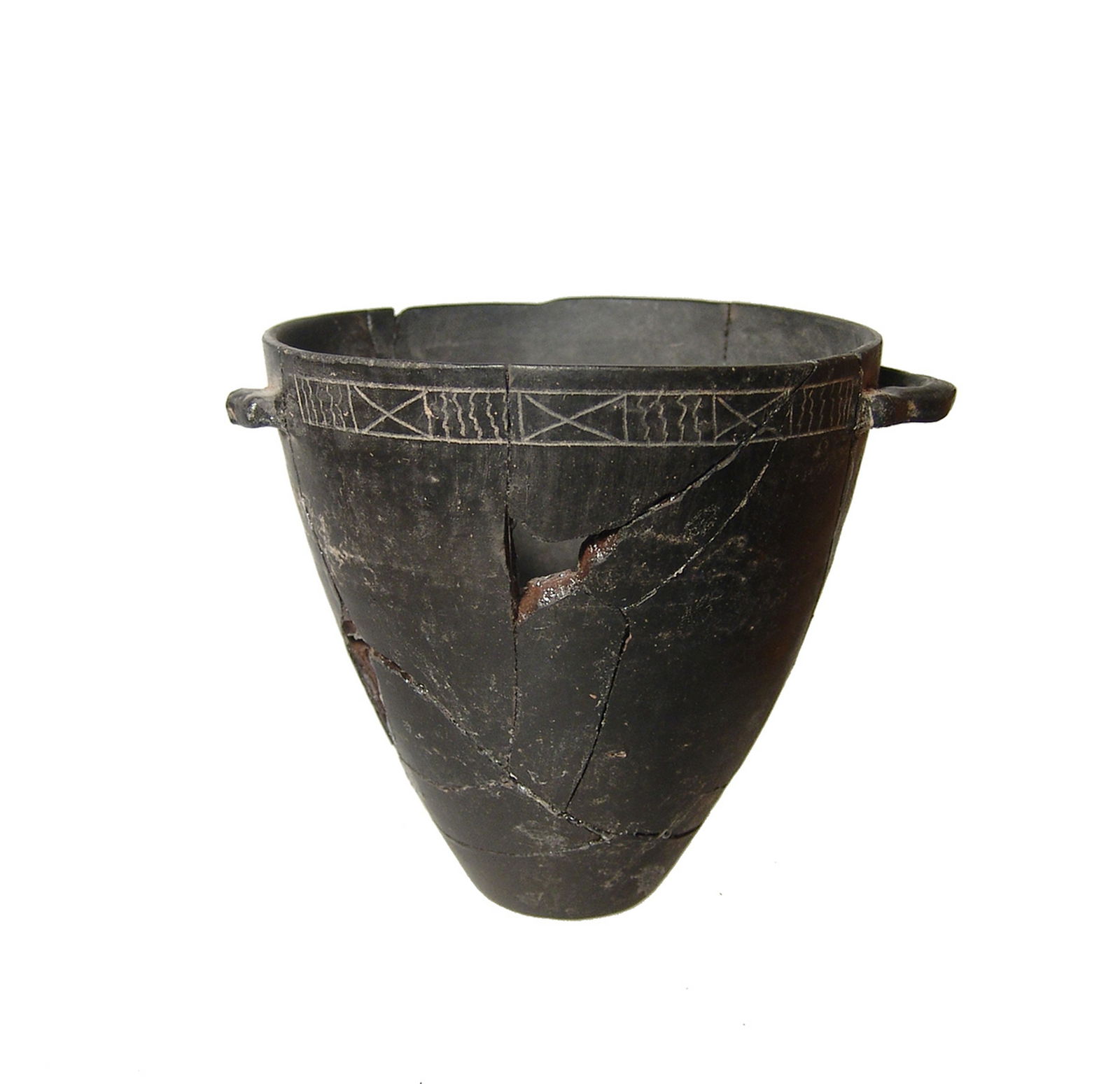 An Etruscan bucchero skyphos with incised band (1 of 3)
