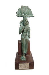 Large Egyptian bronze figure depicted Harpokrates