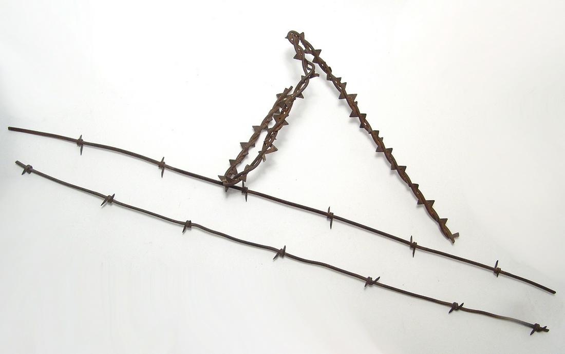 A lot of 3 sections of antique iron barbed wire (1 of 3)
