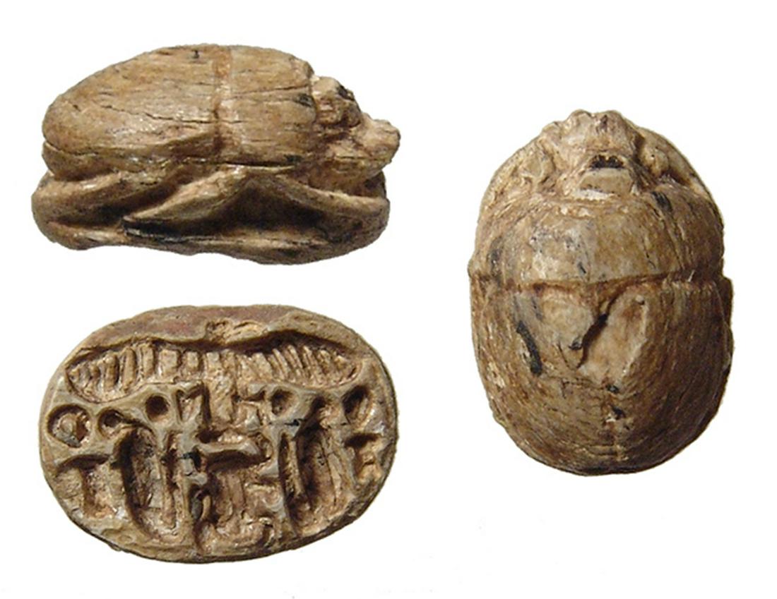 An attractive Egyptian steatite scarab, New Kingdom: An attractive Egyptian steatite scarab, New Kingdom, c. 1570 - 1075 BC, with well-carved body and legs, on base a vulture with outstretched wings above a central Kheper which in turn is flanked by ura