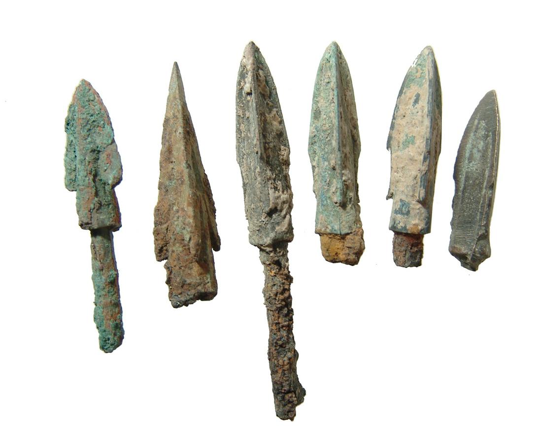 A mixed lot of 6 Chinese bronze & iron arrow points: A mixed lot of 6 Chinese bronze & iron arrow points. Five are from the Qin Dynasty, c. 255 - 206 BC, each trilobate with remnants of bronze or iron tang. The last is a barb bronze point, Shang-Zhou, c