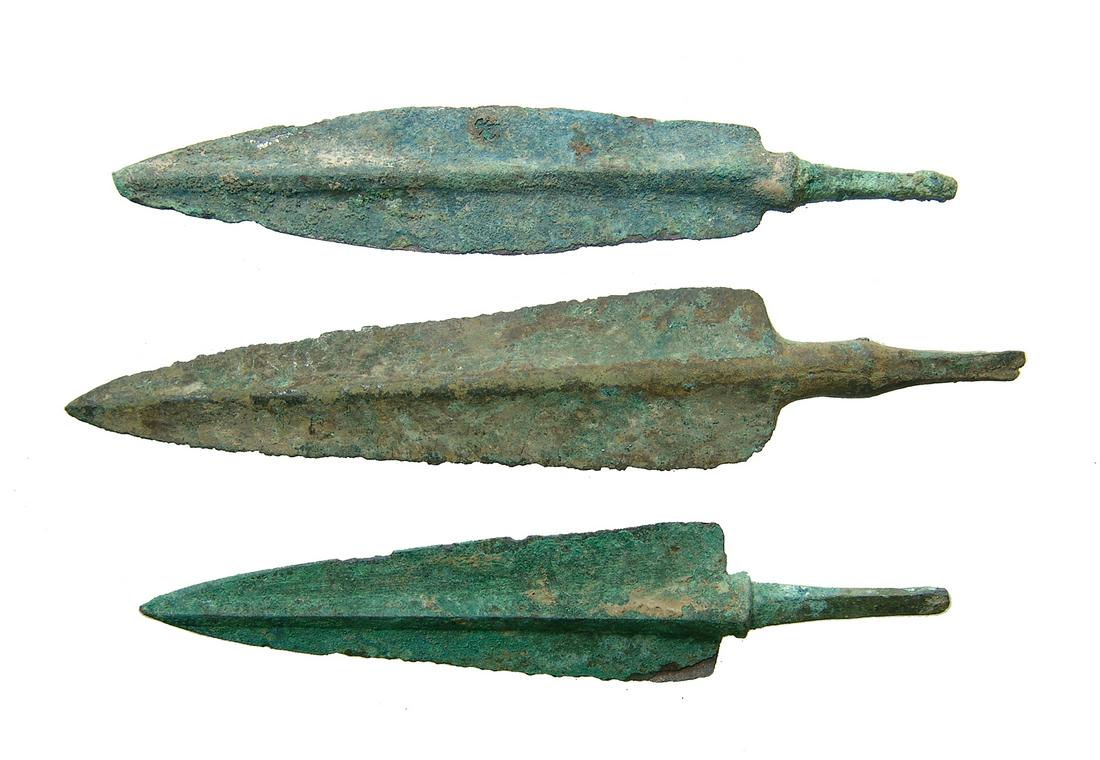 A lot of 3 nice Near Eastern bronze arrow points (1 of 2)