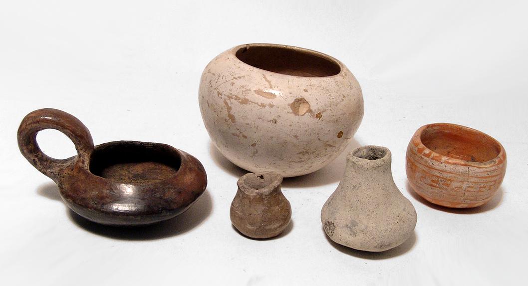 Group of 5 West Coat Mexican Post-Classic vessels (1 of 4)