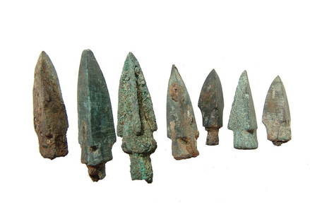 7 mixed Chinese bronze arrow or ballista points: A group of 7 Chinese bronze arrow or ballista points. A mix of types including several from the Qin Dynasty, c. 255 - 206 BC, a couple from the Han Dynasty, 200 BC - AD 200. Largest 1 5/8 in (4.1