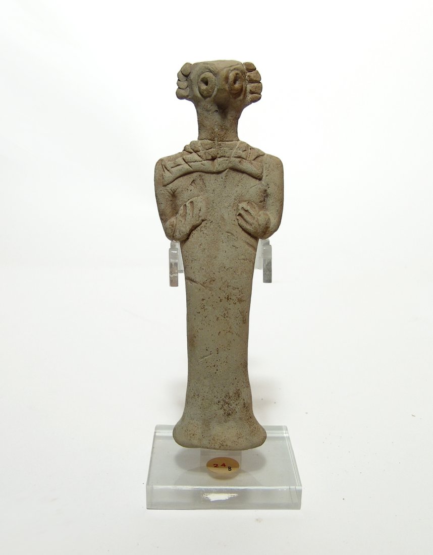 A nice Near Eastern terracotta Astarte figurine (1 of 5)