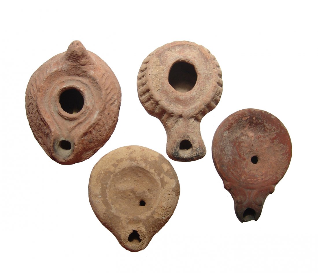 A lot of 4 ancient ceramic lamps (1 of 2)