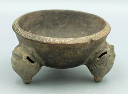 A fine La Selva tripod dish, Costa Rica: A fine La Selva tripod dish, Costa Rica, c. AD 500 - 1000, nicely burnished, and is decorated with linear decor on the flared rim. The three bulbous mammiform legs are made in the form of faces and