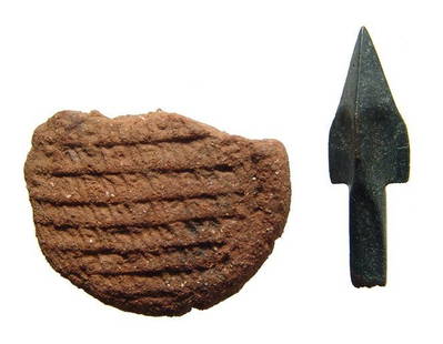 Chinese bronze arrow point and clay seal from Sri Lanka: A Chinese bronze arrow point and a clay seal from Sri Lanka. The bronze arrow point, Warring States, c. 475 - 221 BC, well-preserved with a nice brown patina. L: 37 mm. The 2nd is a clay seal from