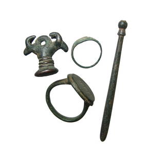 Mixed lot of well-preserved ancient bronze items: Attractive mixed lot of well-preserved ancient bronze items. Lot includes a Near Eastern stopper with two antelope heads, c. 1000 - 600 BC, nicely patinated, 21 x 24 mm, a long bronze handle to a