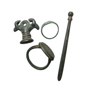 Mixed lot of well-preserved ancient bronze items: Attractive mixed lot of well-preserved ancient bronze items. Lot includes a Near Eastern stopper with two antelope heads, c. 1000 - 600 BC, nicely patinated, 21 x 24 mm, a long bronze handle to a Roma