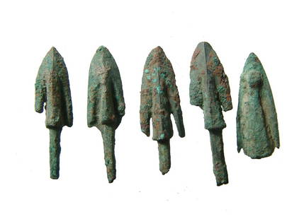 5 Chinese bronze arrowheads, Shang-Zhou: A lot of 5 Chinese bronze arrowheads, Shang-Zhou, c. 1300 - 1000 BC, of compact form, a few with barbs and all with remnants of the tang. Largest 1 3/4 in (4.4 cm). Ex Boston private collection.