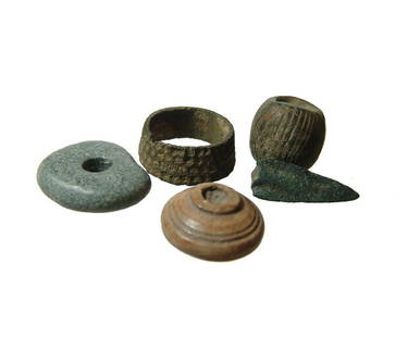 A lot of mixed ancient objects: A lot of mixed ancient objects. Lot includes a pair of ancient spindle whorls, Holy Land, c. 1000 - 800 BC, one in a grey stone and the other in bone, a Scythian arrowpoint, c. 8th - 6th Century BC,