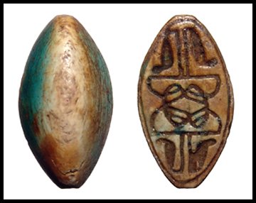 New Kingdom Egypt. Nice steatite scaraboid: A nice steatite scaraboid with knotted motif, New Kingdom, c.1570 - 1075 BC, with some remaining blue glaze. The motif is flanked by a pair of uraei on either end. 18 x 10mm. Ex. Collection Albert F. 