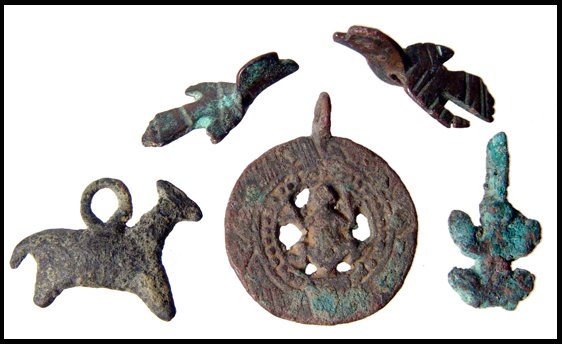 Group of 5 bronze pendants from Central Asia: A group of 5 bronze pendants, Central Asia, 2nd - 1st Millenium BC, including a highly detailed example with frog in center, a deer and birds in flight. L: 24 to 32mm. An interesting study group with 
