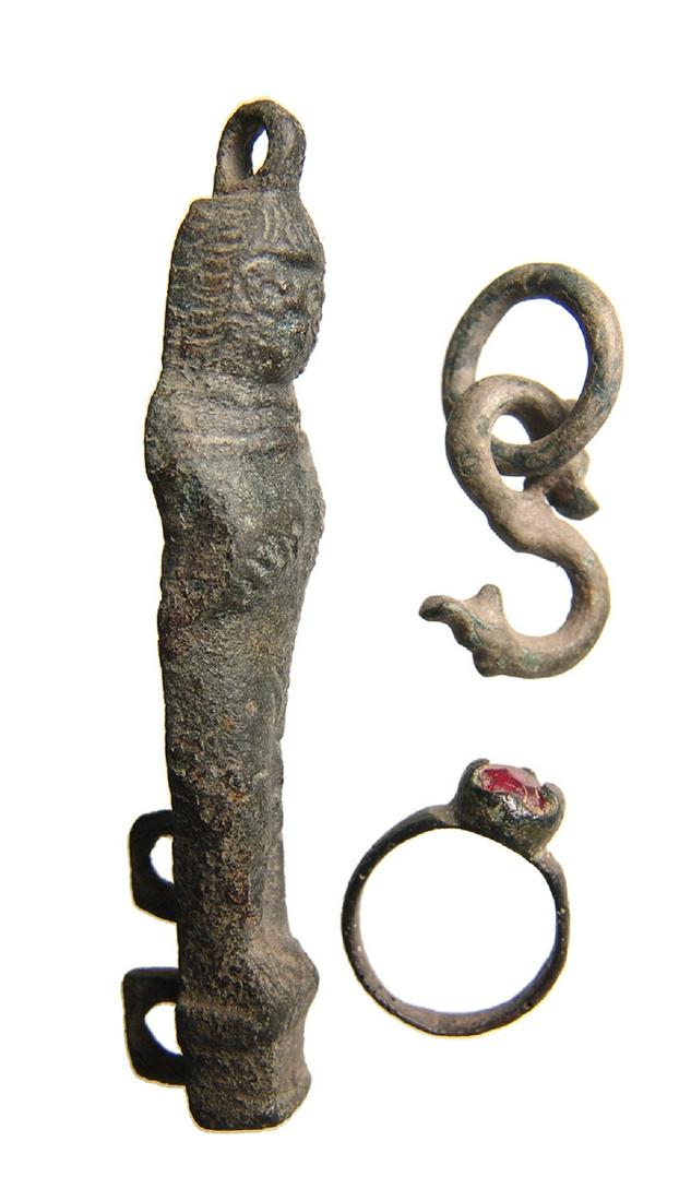 Roman bronze latch, zoomorphic hook and Medieval ring (1 of 4)