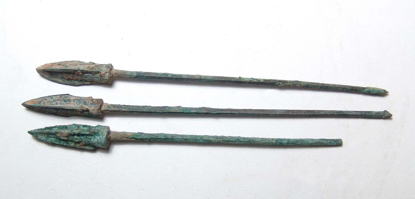 3 Chinese bronze arrow or ballista points, Qin Dynasty (1 of 2)