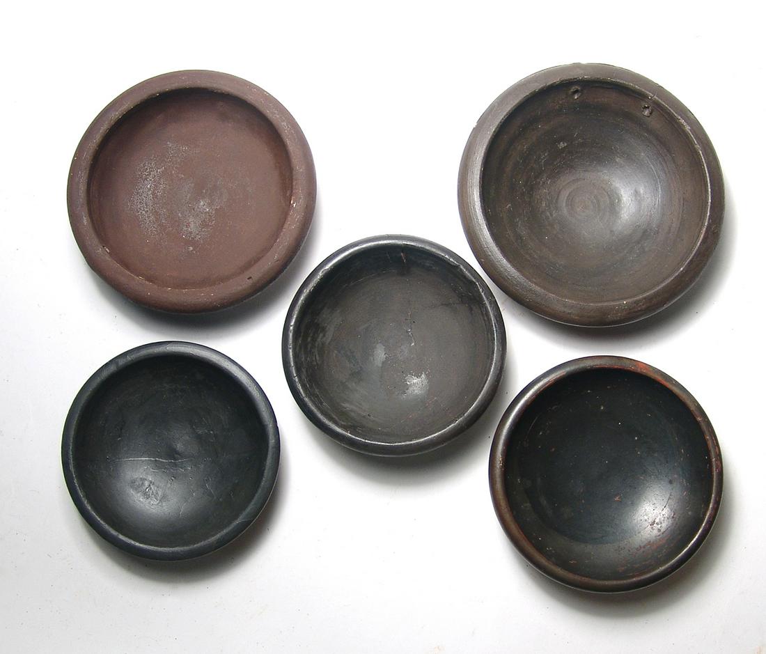 A lot of 5 Greek black-ware pottery cellars (1 of 4)