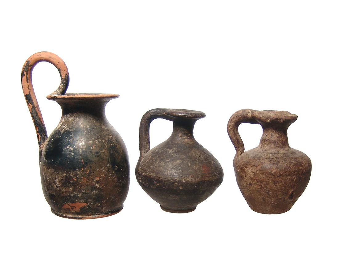 A lot of 3 Greek and Roman ceramic vessels (1 of 2)