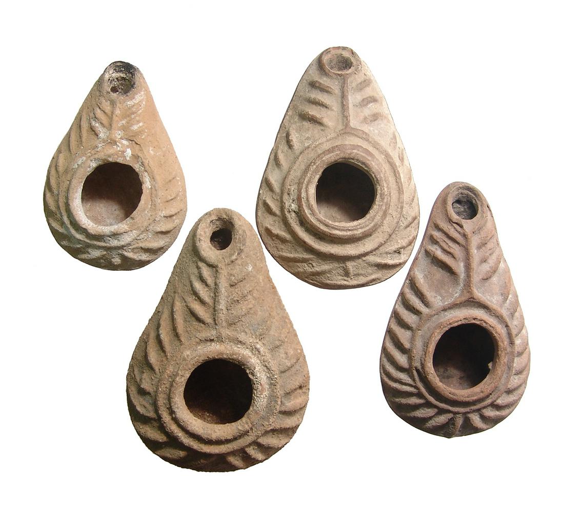 A lot of 4 Late Roman/Byzantine ceramic lamps (1 of 2)