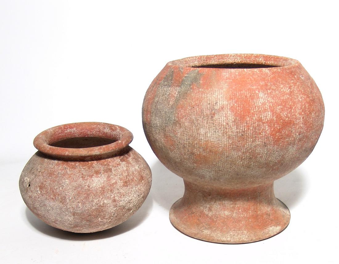 A pair of large Ban Chiang ceramic vessels (1 of 3)