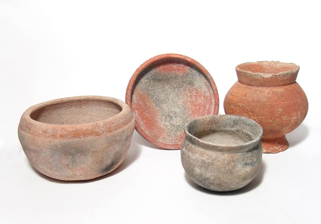 A lot of 4 Ban Chiang ceramic vessels (1 of 5)