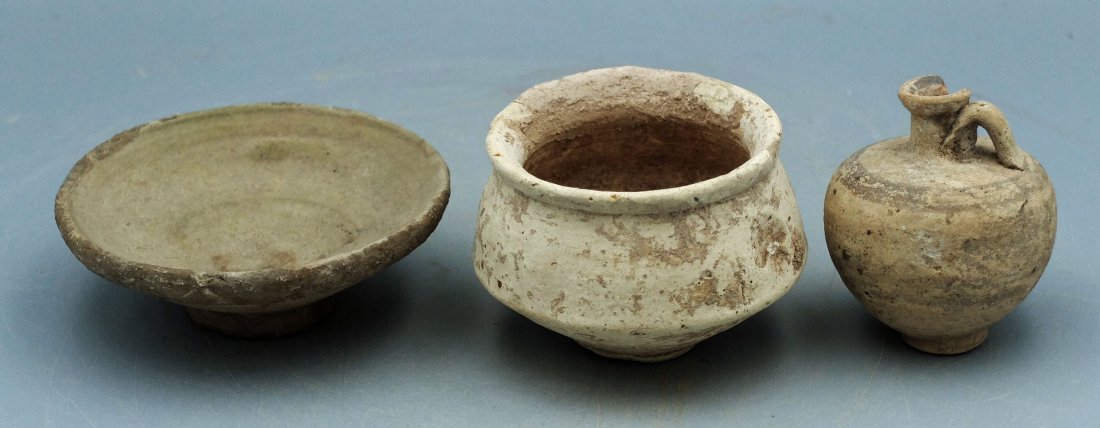 A lot of 3 ancient ceramic vessels (1 of 2)