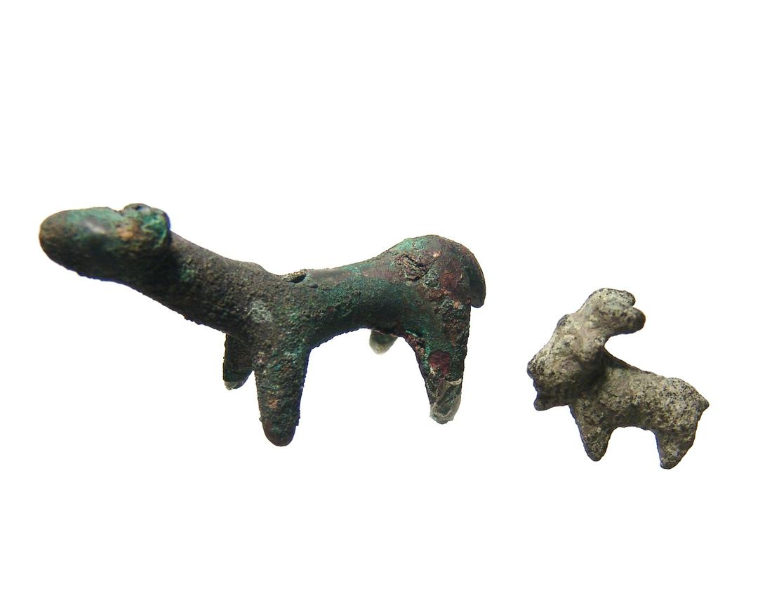A lot of 2 Near Eastern bronze animals (1 of 2)