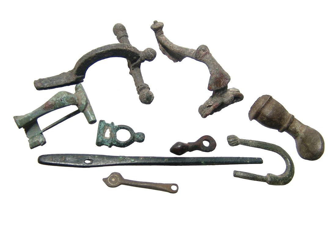 A group of Roman bronze fibulae and artifacts (1 of 2)