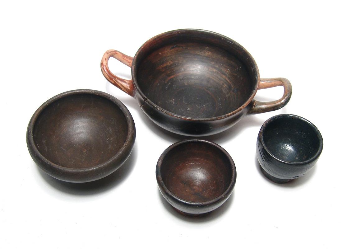 A lot of 4 Greek black-ware pottery vessels (1 of 5)