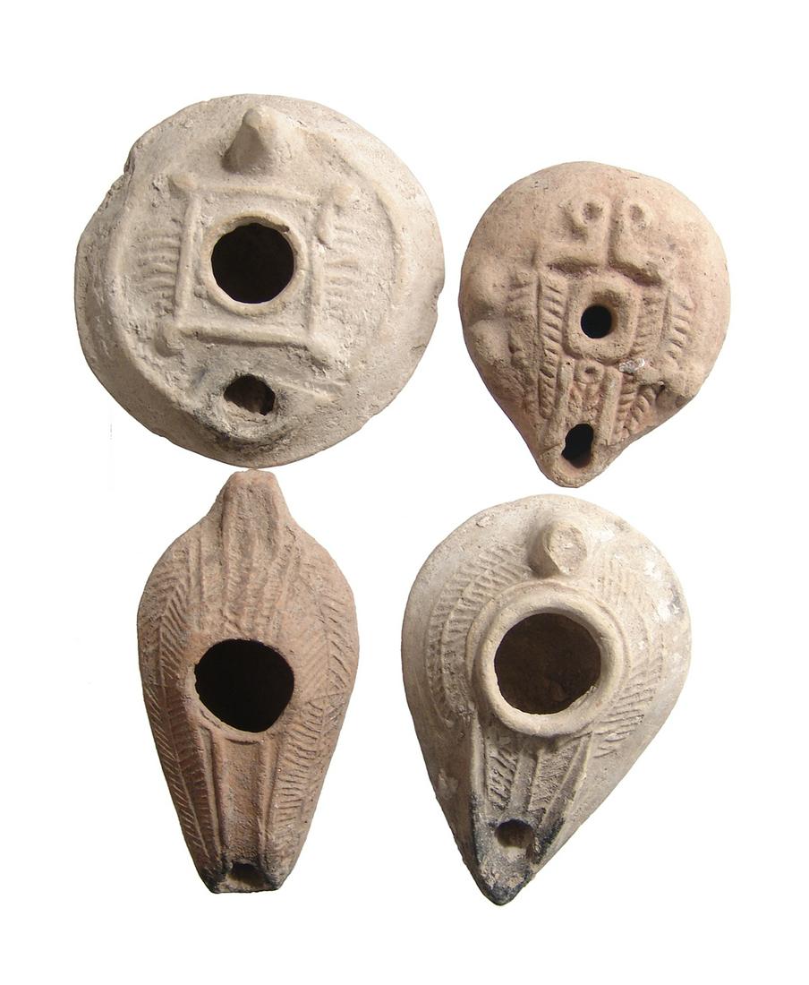 A lot of 4 ancient lamps (1 of 2)