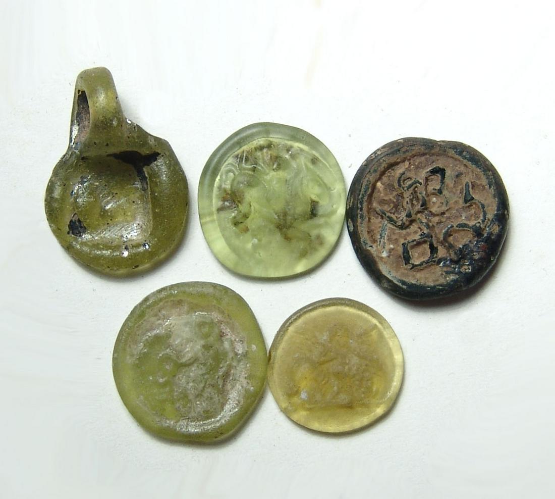 A lot of 5 Roman and Islamic glass objects (1 of 4)